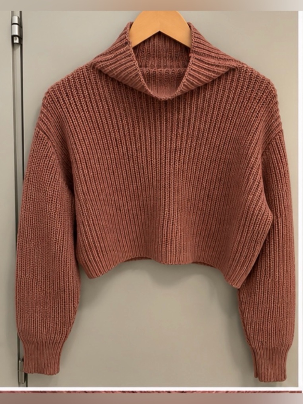 Wilfred Ribbed Cropped Turtleneck in Dusty Rose